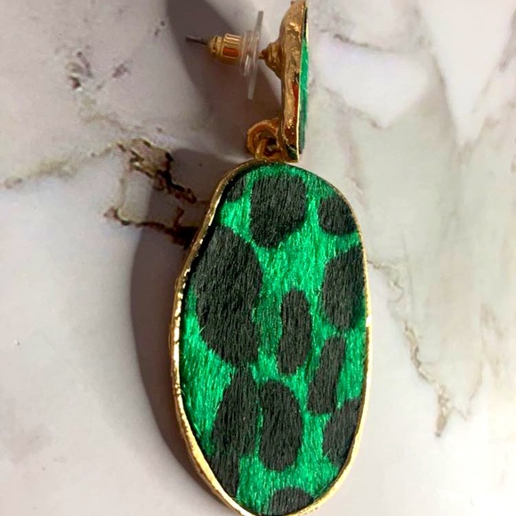NEW Cow print soft green earrings - Picture 3 of 3